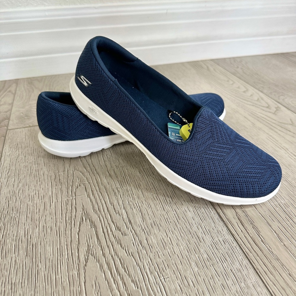 BRAND NEW Skechers Women's Navy Blue GoWalk Lite Air Cooled Goga Mat (SN 136012)